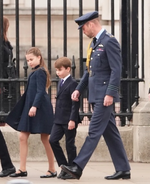 ในวันชัยแห่งทวีปยุโรปหรือก็คือ Victory in Europe Day (VE Day) 8 พฤษภาคม  2025 ปรินซ์หลุยส์พร้อมพระครอบครัวสายเวลส์ทรงออกงานฉลองรำลึกถึงชัยชนะแห่งสงครามโลกครั้งที่ 2 นั่นเป็นอีกหนึ่งวาระที่ปรินซ์หลุยส์ร่วมพระราชกรณียกิจในภาพลักษณ์ผู้ใหญ่เต็มตัว และได้รับเสียงชื่นชมอื้ออึงจากแฟนคลับ