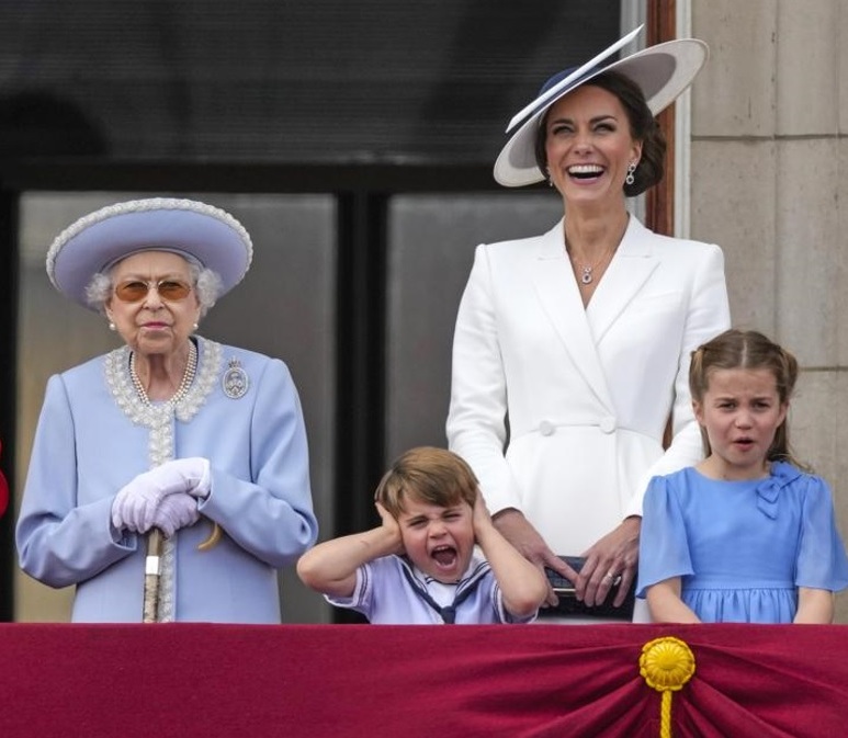 เจ้าชายหลุยส์ได้ตามเสด็จพระบิดาและพระมารดาออกสีหบัญชรของพระราชวังบัคกิงแฮม เมื่อปี 2022 โดยพระองค์ได้ประทับยืนข้างสมเด็จพระปัยยิกาเจ้า ทั้งนี้สองพระองค์มีการสนทนามุ้งมิ้งกันเป็นครั้งคราว ในช็อตหนึ่ง ปรินซ์ทรงแหงนพระพักตร์ถามสมเด็จพระเจ้าทวดว่า “รอนานจัง เมื่อไรเครื่องบินผาดโผนจะมาครับ” สมเด็จพระราชินีนาถเอลิซาเบธทรงรำพึงตอบ พลางแหงนมองฟากฟ้าว่า “นั่นน่ะสิ” ภาษาร่างกายของเจ้าชายหลุยส์ซึ่งมากมายด้วยความซื่อใส เรียบง่าย และเปี่ยมด้วยความรักและไว้ใจในสมเด็จปัยยิกาเจ้า สร้างความประทับใจให้แก่ประชาชนและสื่อมวลชนทั้งปวง และแล้ว เมื่อฝูงบินเจ็ตจำนวนมากมายของกองทัพอากาศโชว์ผาดโผนแห่กันมาร่อนผ่านอาคารพระราชวัง เสียงเครื่องยนต์คำรามกระหึ่มกึกก้องดุเดือด ปรินซ์หลุยส์ทรงไม่อาจจะทานทนได้ และจึงยกสองพระหัตถ์ปิดพระกรรณ พลางกรีดร้องโต้ตอบอย่างสุดๆ แต่ในรอบที่ทีมเครื่องบินเจ็ต “เรด แอร์โรว์” ปล่อยควันสีแดง ขาว และน้ำเงินอย่างงดงามน่าตื่นตาตื่นใจ ปรินซ์องค์น้อยทรงกระโดดเต้น พึงพระทัยสุดๆ ช็อตต่างๆ แห่งพระอิริยาบถซื่อๆ น่าเอ็นดู เป็นที่ประทับใจของสื่อมวลชนและพสกนิกร มีการนำภาพถ่ายและคลิปขึ้นเผยแพร่บนโซเชียลมีเดีย และกลายเป็นไวรัลอย่างฉับไว หลายสื่อค่ายยักษ์ขนานพระนามของเจ้าชายหลุยส์เป็น “ดารานักร้องร็อกเกอร์แห่งพระราชพิธีผู้เขย่าดวงใจพสกนิกรให้สนุกสนานเปี่ยมสุข” และแทบจากทุกค่ายนำเสนอข่าวว่าปรินซ์หลุยส์ทรงขโมยซีนได้จับอกจับใจผู้พบเห็น