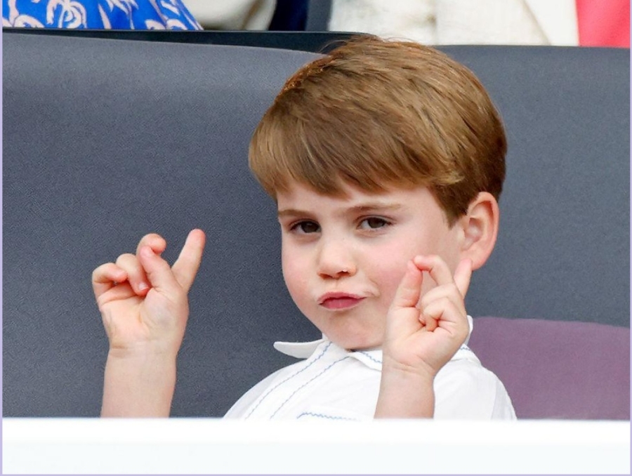 พระลีลาแจ๋วแหววน่าเอ็นดูของปรินซ์หลุยส์ วัย 4 กะรัต ที่สื่อมวลชนนำภาพไปฝากให้ประชาชนได้กรี๊ดกร๊าดหลงใหล ในวันพฤหัสบดีที่ 2 มิถุนายน 2022 เจ้าชายหลุยส์ทรงร่วมพระราชกิจอย่างเป็นทางการในพระราชพิธีเฉลิมฉลองแพลตินัม จูบิลี แห่งสมเด็จพระราชินีนาถเอลิซาเบธที่ 2 ทั้งนี้ ปรินซ์หลุยส์ทรงประทับบนอัฒจันทร์รอยัลบอกซ์ชมพาเหรดอันโอฬารตระการตา พร้อมกับเล่นสนุกสนานกับพระญาติ และจู่ๆ พระองค์ทรงปิ๊งไอเดียซูเปอร์แมน และออกท่าให้กองทัพช่างภาพได้ถ่ายพระรูปกันครึกครื้น