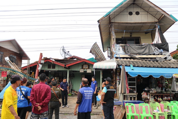 นายกรชวาลวิชญ์ ชัยพีรวัส นายอำเภอน้ำพอง พร้อมหน่วยงานที่เกี่ยวข้อง สำรวจความเสียหายจากพายุฤดูร้อน