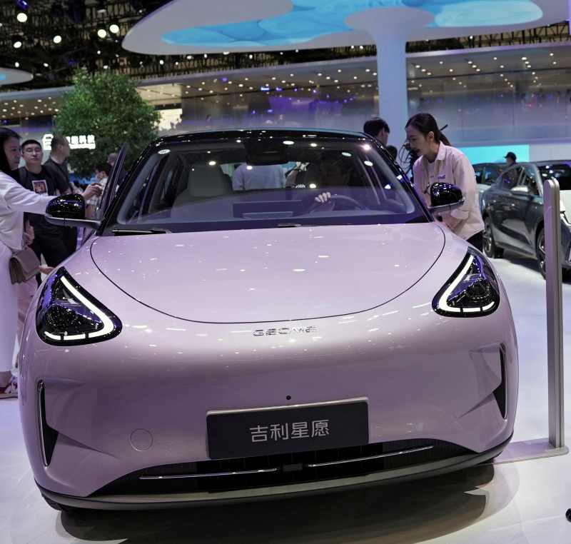 ยานยนต์ไฟฟ้า จี๋ลี่ ซิงย่วน (Geely GEOME Xingyuan) หรือในชื่อ Geely EX2 นำมาจัดแสดงในงาน “ออโต ไชน่า” (Auto China) วันที่ 26 เม.ย.2026 (แฟ้มภาพรอยเตอร์)