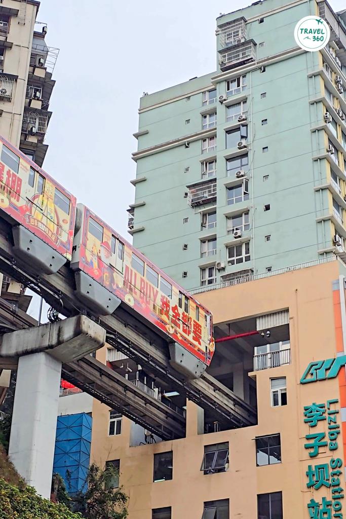 รถไฟทะลุตึก