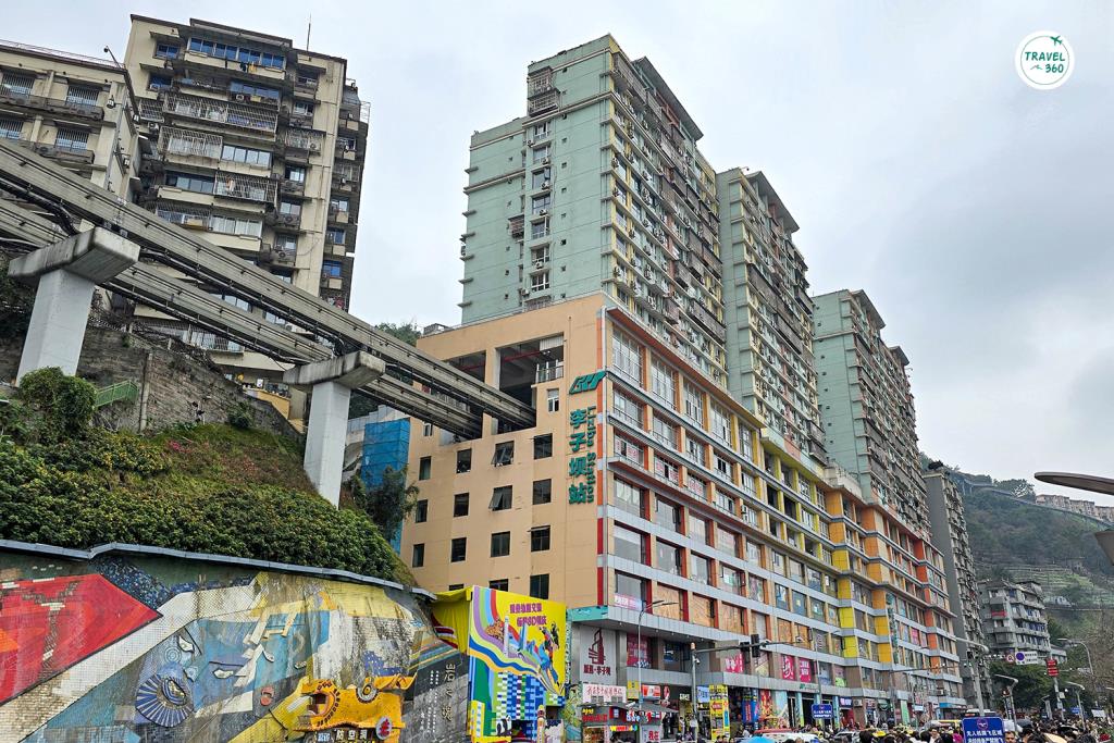  รถไฟทะลุตึก สถานีหลีจื่อป้า