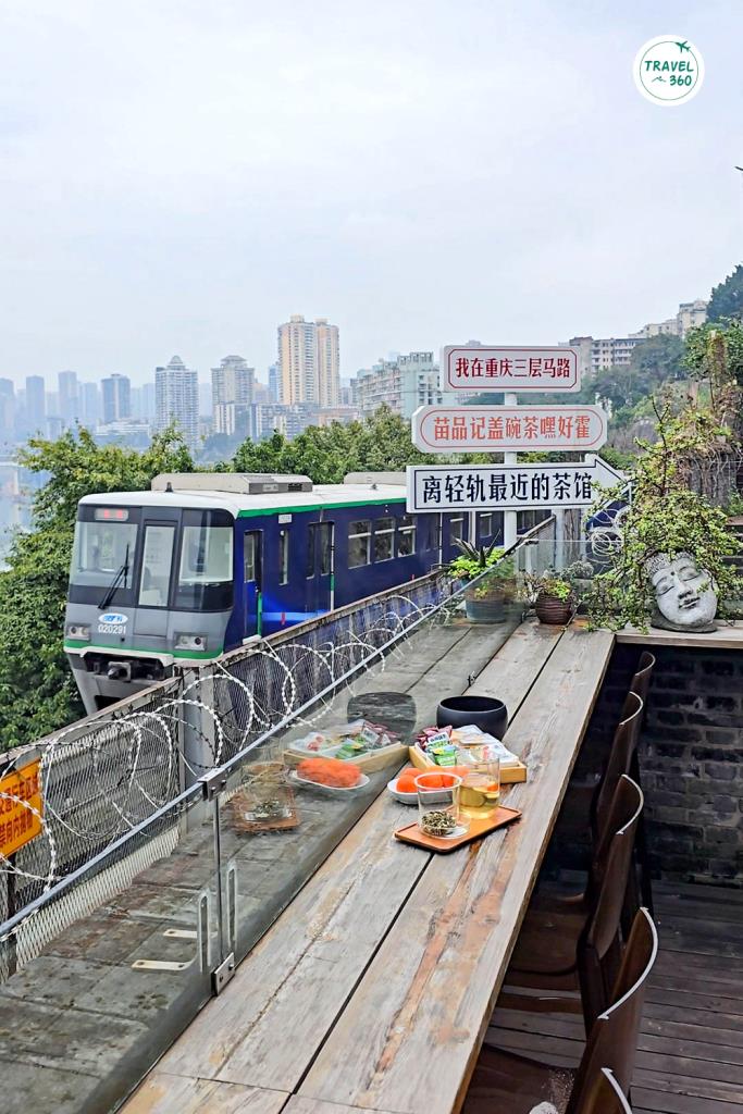 นั่งรอดูรถไฟแบบใกล้ชิดที่ร้าน MPJ TEA