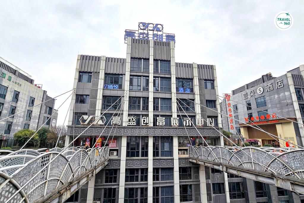 ตึกซ้อนตึกในเมืองภูเขา