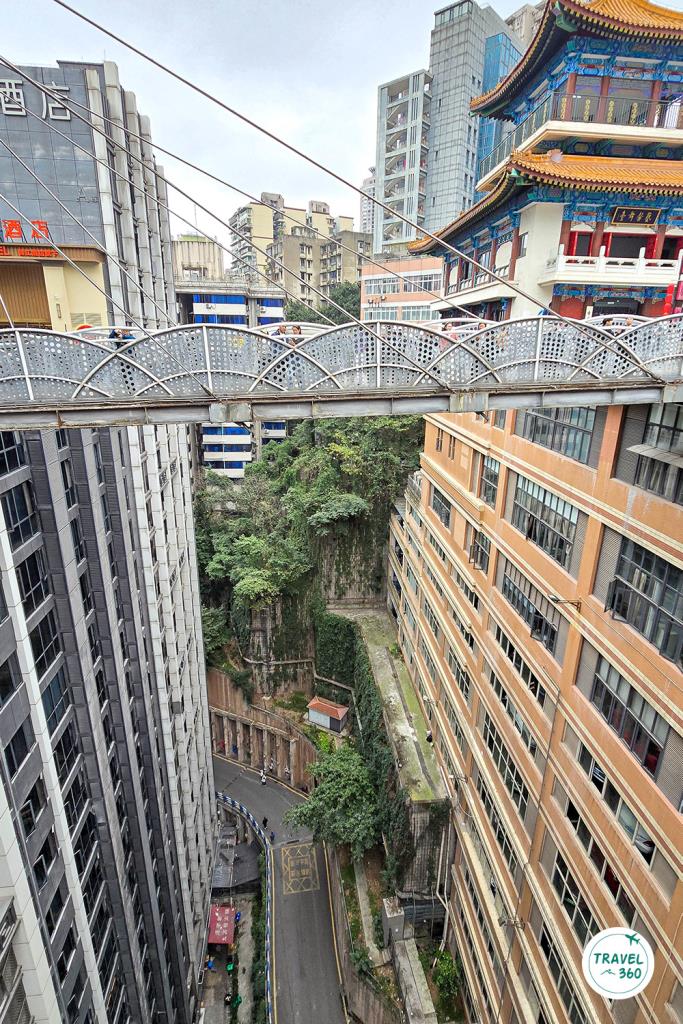 ตึกซ้อนตึกในเมืองภูเขา