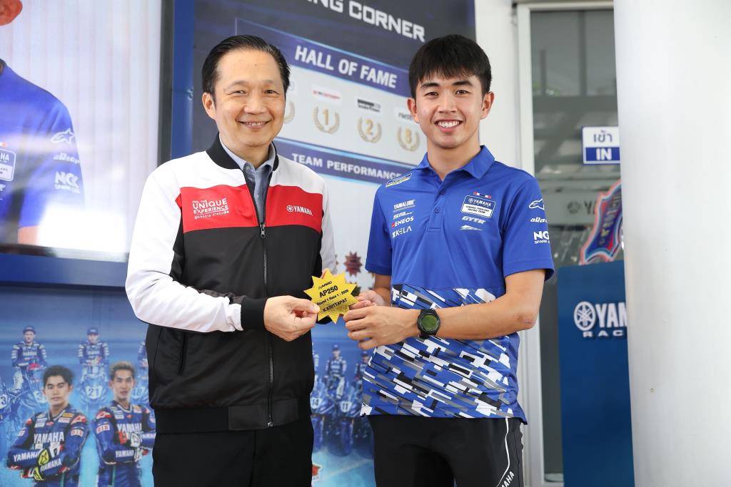 นายพงศธร เอื้อมงคลชัย ประธานกรรมการบริหาร บริษัท ไทยยามาฮ่ามอเตอร์ จำกัด กับ “ไอเดีย” กฤตภัทร เขื่อนคำ