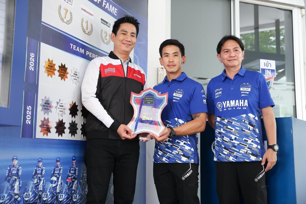 นายอุกฤษณ์ ภาควิวรรธ รองผู้จัดการใหญ่ด้านวางแผนการค้าและการตลาด บริษัท ไทยยามาฮ่ามอเตอร์ จำกัด กับ “ตี” อนุภาพ ซามูล