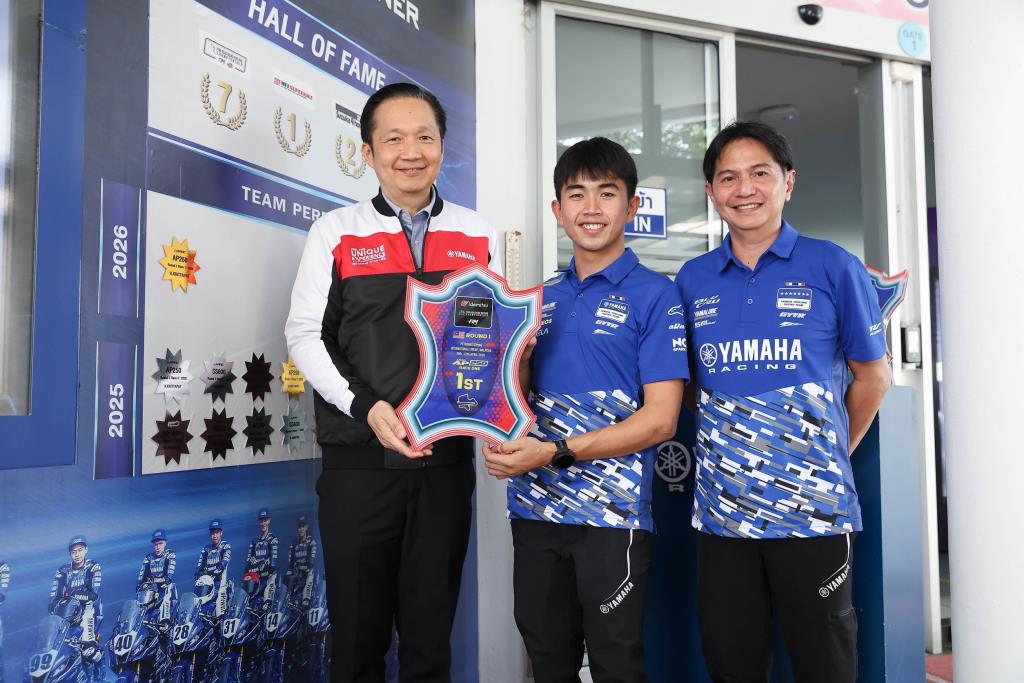 นายพงศธร เอื้อมงคลชัย ประธานกรรมการบริหาร บริษัท ไทยยามาฮ่ามอเตอร์ จำกัด กับ “ไอเดีย” กฤตภัทร เขื่อนคำ