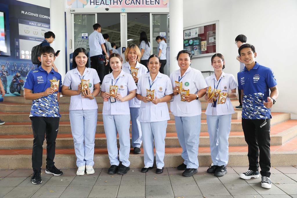 แจกขนมให้กับพนักงานที่มาร่วมแสดงความยินดี