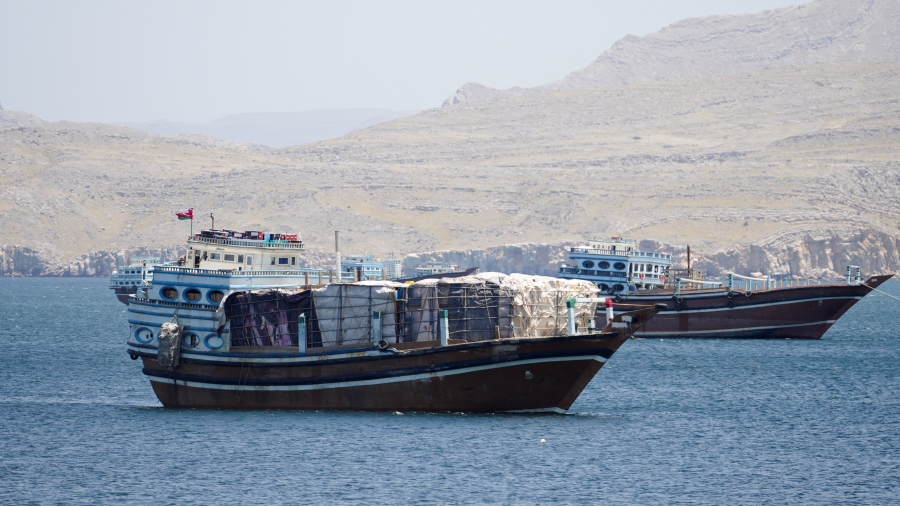 เรือพาณิชย์ทั้งเรือสินค้าและเรือบรรทุกน้ำมันจำนวนมาก ต้องรอคอยกันอยู่ในเขตน่านน้ำของจังหวัดมูซันดัม ประเทศโอมาน ซึ่งอยู่ติดกับช่องแคบฮอร์มุซ ในภาพที่ถ่ายเมื่อวันที่ 27 เมษายน 2026  ทั้งนี้สืบเนื่องจากสงครามที่เกิดขึ้นเนื่องจากสหรัฐฯกับอิสราเอลถล่มโจมตีอิหร่าน