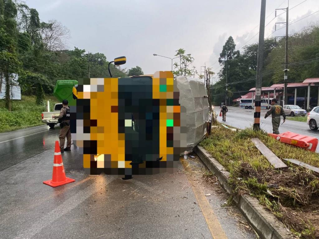 ขอบคุณภาพ หกล้อแขวงการทางแม่สายพลิกคว่ำ จากเพจมูลนิธิแสงธรรมสาธารณกุศลเชียงราย จุด อ.แม่จัน