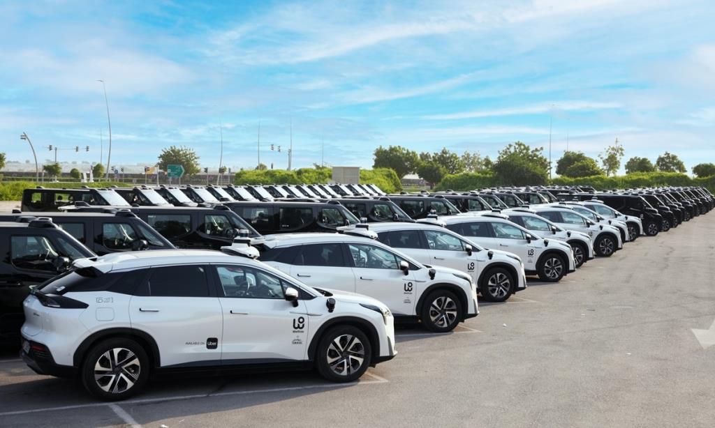 รถแท็กซี่ไร้คนขับของ WeRide ให้บริการในกรุงอาบูดาบี สหรัฐอาหรับเอมิเรตส์  เมื่อวันที่ 26 พฤศจิกายน 2025 - ภาพ: WeRide