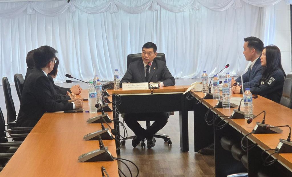 ร่่วมหารือเกี่ยวกับพยานหลักฐานเพิ่มเติมในคดี