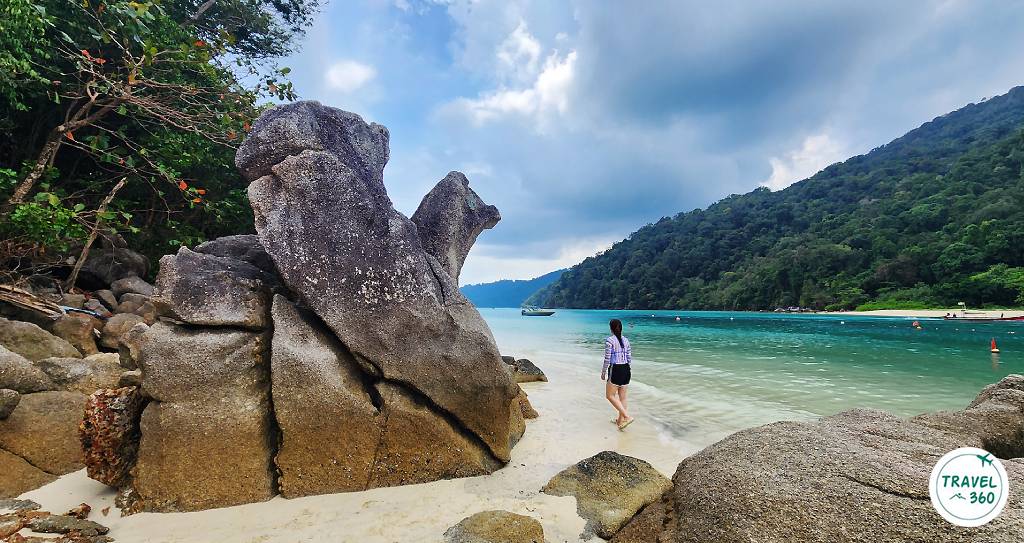 หินแม่ไก่ สัญลักษณ์เกาะสุรินทร์ที่อ่าวช่องขาด 