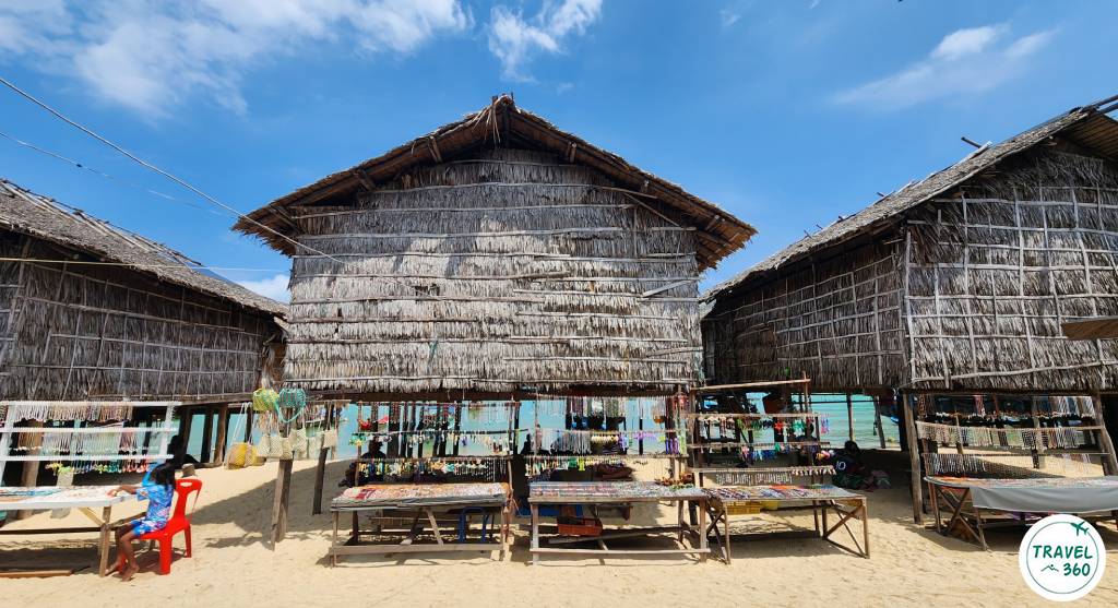 หมู่บ้านมอแกนปัจจุบันสร้างใหม่ในรูปแบบเดิม 