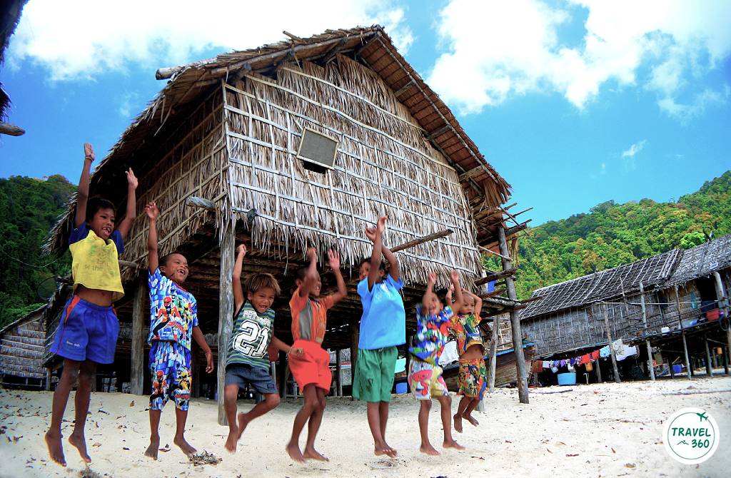 เด็ก ๆ ชาวมอแกน สนุกสนานกันตามประสา 