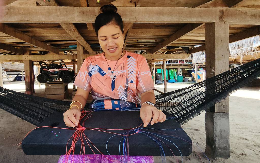 ผู้หญิงชาวมอแกนยุคปัจจุบัน ทำของที่ระลึกขายนักท่องเที่ยว