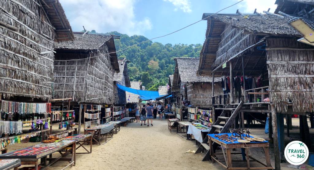 หมู่บ้านมอแกนยุคปัจจุบันมีงานแฮนด์เมด ของที่ระลึกขายตามหน้าบ้านอยู่ทั่วไป 