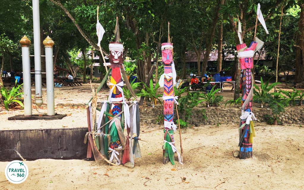 เสาวิญญาณบรรพบุรุษของชาวมอแกนบริเวณอ่าวช่องขาด