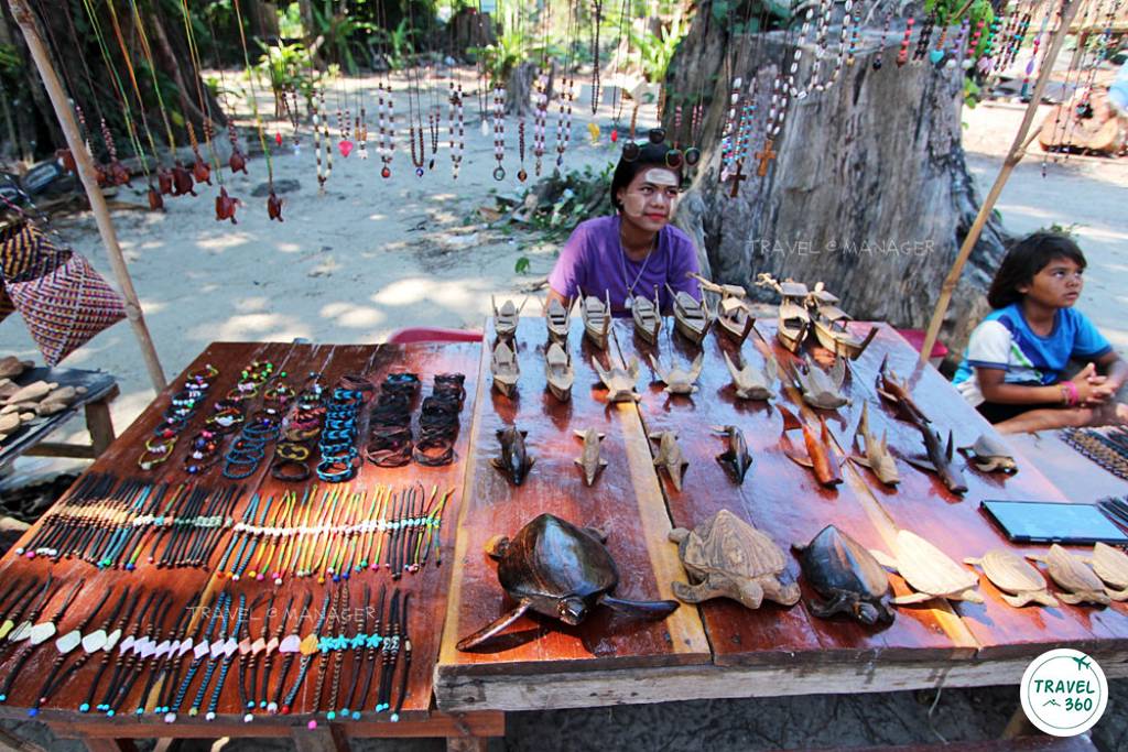 สินค้าที่ระลึกกับชาวมอแกน ผู้สนใจสนับสนุนกัรได้ตามอัธยาศัย
