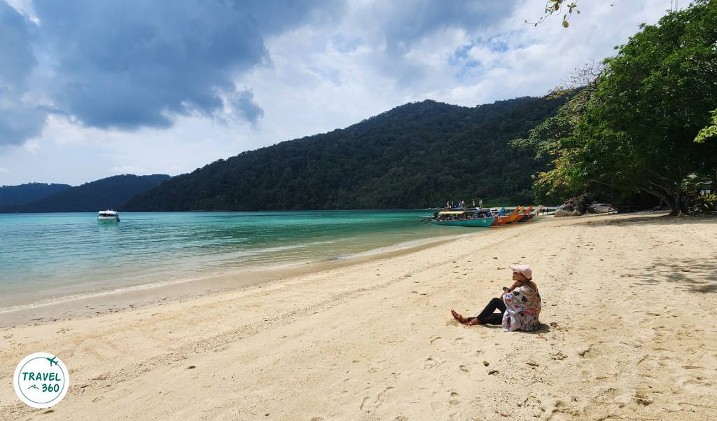 ชายหาดอ่าวช่องขาด โซนจุดเทียบเรือ 