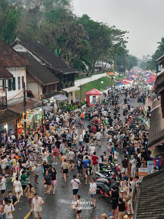 นักท่องเที่ยวกำลังสนุกสนานกับการเล่นน้ำในช่วงเทศกาลบุนปีใหม่ลาว ที่เมืองมรดกโลกหลวงพระบาง (ภาพจากเพจข่าวเสดถะกิด-สังคม)