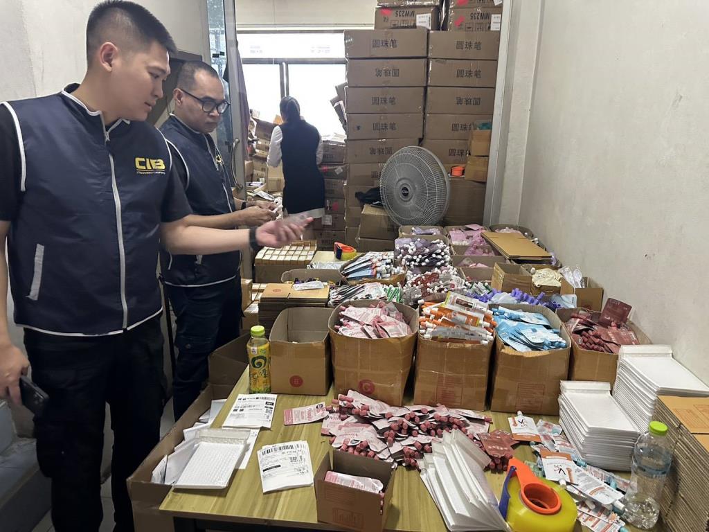 ปอศ.ทลายโกดังจีนเทาลอบขายครีมปลอมออนไลน์ ยึดของกลางกว่า 7 แสนชิ้น