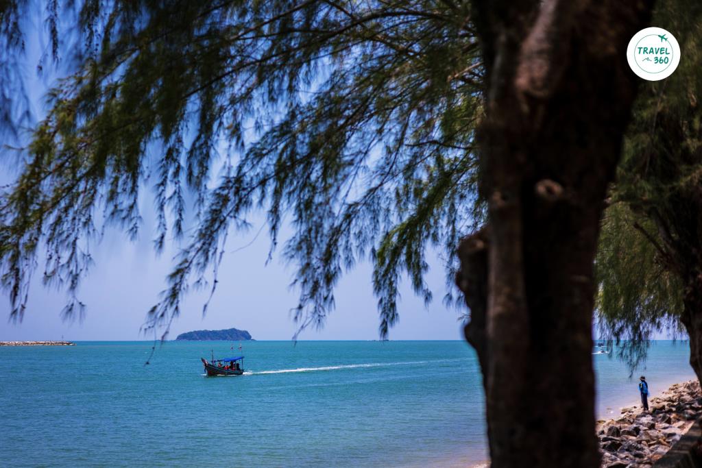 ทิวทัศน์ริมทะเลมองเห็น “เกาะแมว” อยู่ลิบๆ