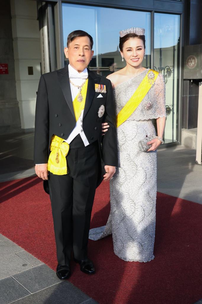 ในหลวง-พระราชินี ทรงสวมเทียร่าล้อมเพชร ร่วมงานถวายพระกระยาหารค่ำ อย่างเป็นทางการ ณ พระราชวังหลวง กรุงสตอกโฮล์ม