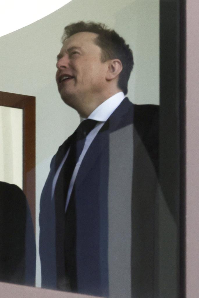 อีลอน มัสก์ ยิ้มแย้มแจ่มใส