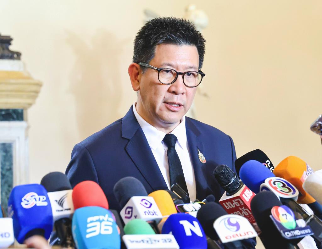 นายเอกนิติ นิติทัณฑ์ประภาศ รองนายกรัฐมนตรีและรัฐมนตรีว่าการกระทรวงการคลัง