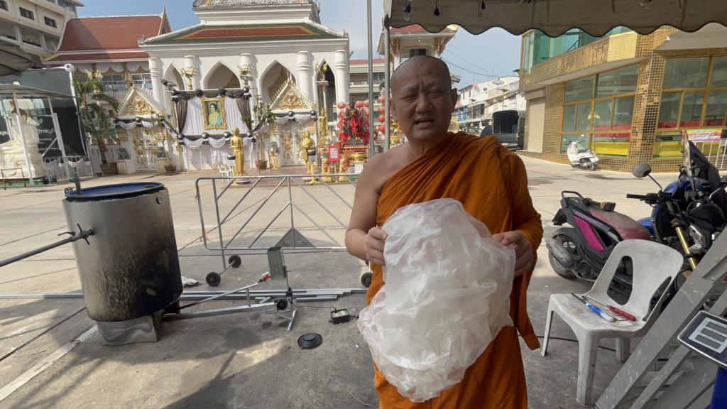 วัดดวงแขผุดไอเดีย ‘กลั่นน้ำมันจากขยะพลาสติก’ ลดค่าเผาศพ ดึงชุมชน-รัฐร่วมแก้ปัญหาน้ำมันแพง