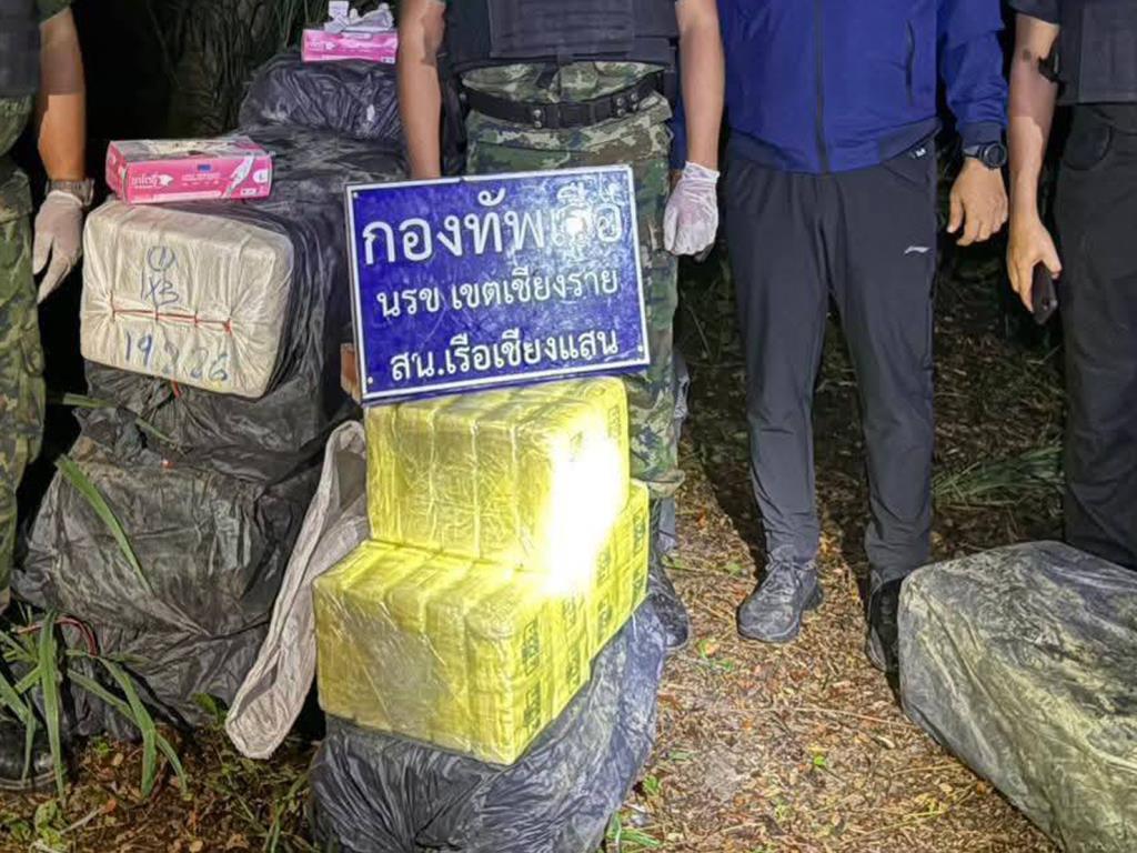 ขนทั้งทางบกทางน้ำ! ทหารเรือ นรข.พบยานรกซุกริมฝั่งโขงโค้งเกาะผาดำเชียงแสนอีกล็อตใหญ่ 14 กระสอบ
