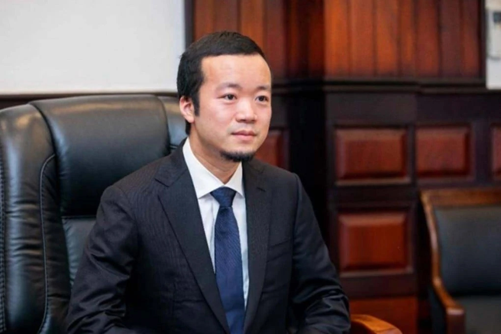 เฉิน จื้อ (Chen Zhi) นักธุรกิจหนุ่มวัย 38 ปี ผู้ก่อตั้งกลุ่มบริษัท Prince Group ยักษ์ใหญ่ด้านอสังหาริมทรัพย์และการเงินในกัมพูชา