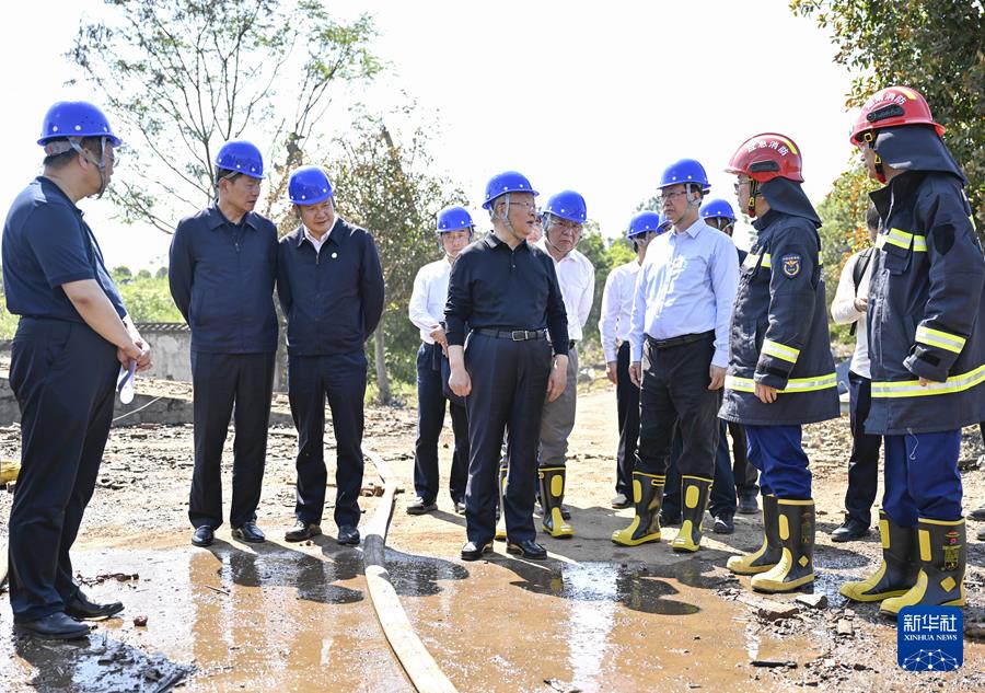 จาง กั๋วชิง รองนายกรัฐมนตรีจีนลงพื้นที่ตรวจสอบเกิดเหตุระเบิด (ภาพซินหัว)