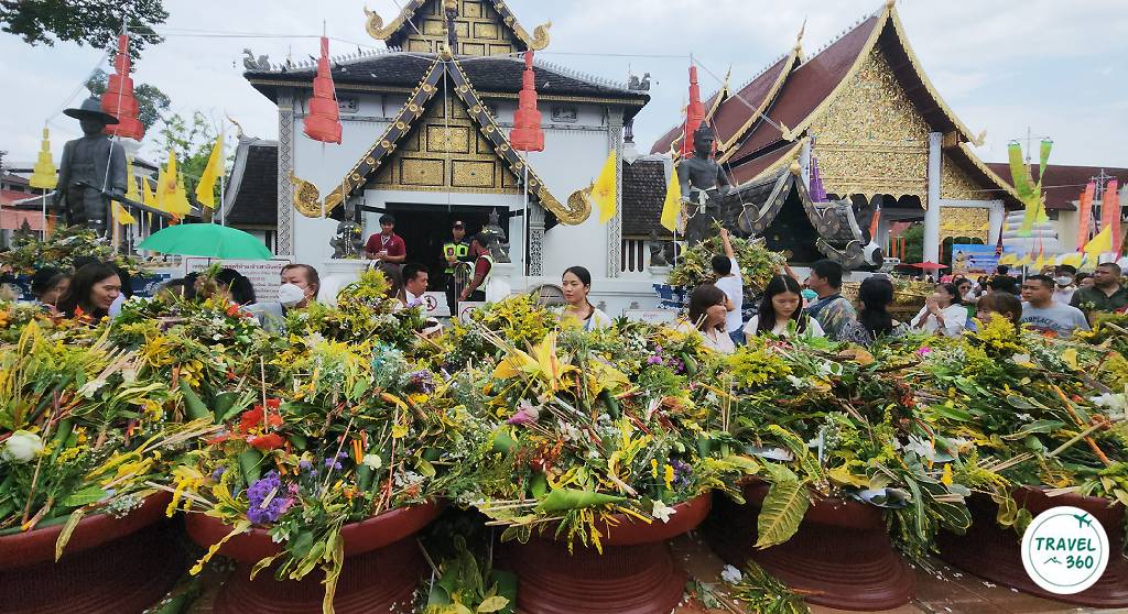 ดอกไม้ที่ผู้หญิงนำมาบูชาเสาอินทขีลด้านนอกวิหาร