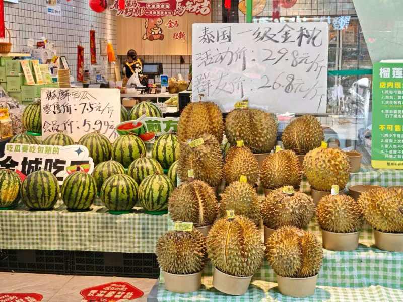 ป้ายราคาทุเรียนหมอนทองจากไทย 29.8 หยวนต่อจิน (ครึ่งกิโลกรัม) หรือ ราว 280 กว่าบาทต่อกิโลกรัม  (ภาพจากซินหัว)