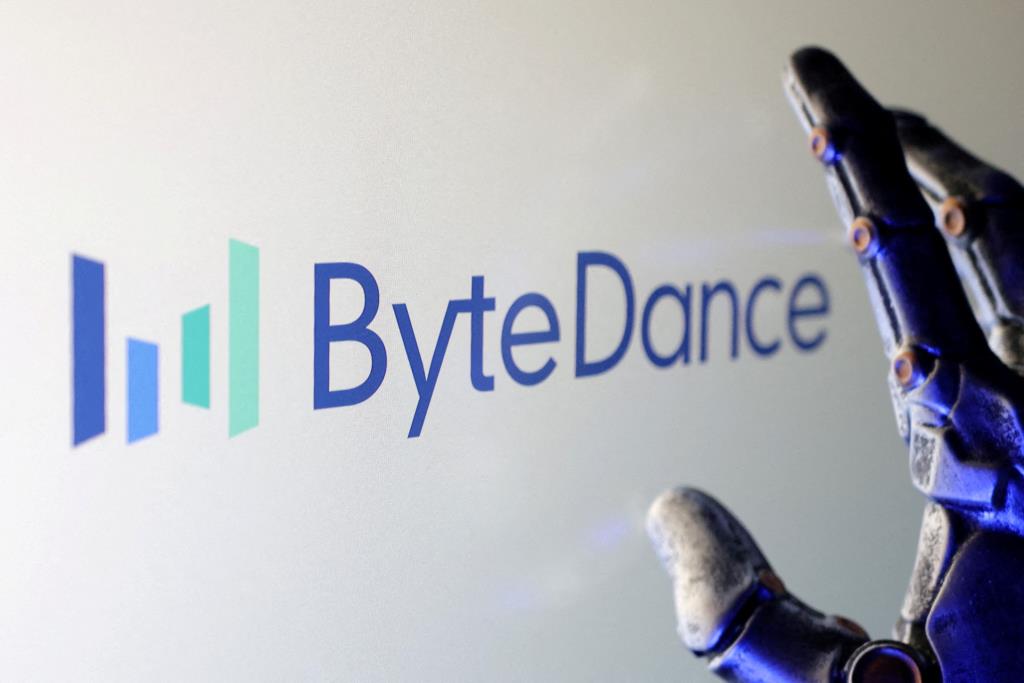 TikTok ซึ่งอยู่ภายใต้การดูแลของ ByteDance บริษัทเทคโนโลยียักษ์ใหญ่จากจีน เคยประกาศแผนลงทุนก่อสร้างดาต้าเซ็นเตอร์มูลค่า 8,800 ล้านดอลลาร์สหรัฐในช่วง 5 ปีเมื่อปีที่แล้ว