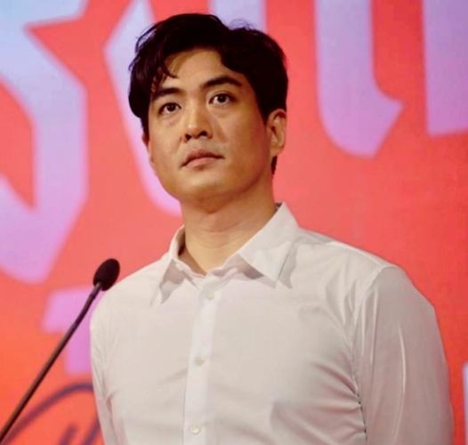 นายชัยวัฒน์ สถาวรวิจิตร หรือดร.โจ