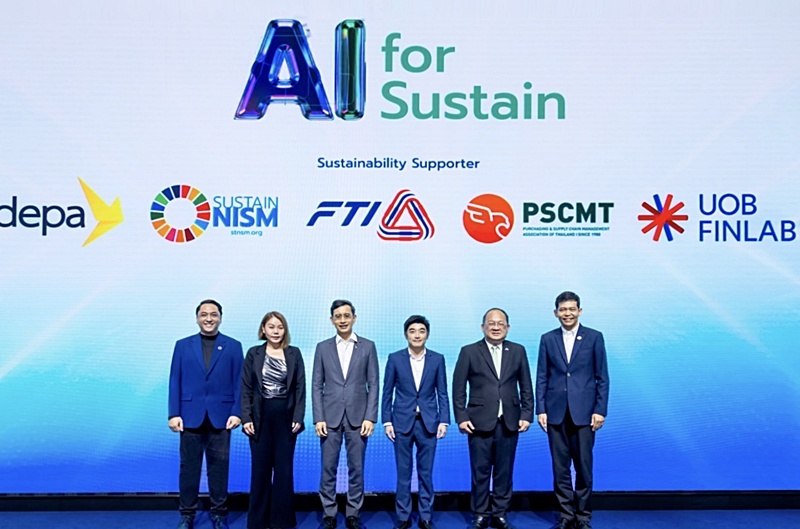 เมื่อวันเปิดโครงการ “AI for Sustain” (จากซ้ายไปขวา) นายเพ็ชร ประภากิตติกุล ผู้อำนวยการด้านสภาพภูมิอากาศและความยั่งยืน AFMA และ ผู้อำนวยการ Sustainism ,นายชัชศรัณย์ คมน์อนันต์ Head of Ecosystem Partnership and Finlab, UOB ,ดร.ปรีสาร รักวาทิน รักษาการรอง ผู้อำนวยการใหญ่ สำนักงานส่งเสริมเศรษฐกิจดิจิทัล (depa),นายบัลลังก์ ว่องธวัชชัย ผู้อำนวยการอาวุโส, Head of Digital Engagement & Ecosystem Partnership, UOB, นายเกรียงไกร เธียรนุกุล ประธานกิตติมศักดิ์ สภาอุตสาหกรรมแห่งประเทศไทย และ นายอกนิษฐ์ สมิตะพินทุ นายกสมาคมบริหารงานจัดซื้อ และซัพพลายเชนแห่งประเทศไทย