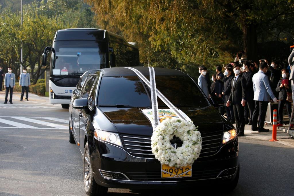 รถบรรทุกศพของนายลี คุน-ฮี ผู้นำกลุ่มบริษัทซัมซุง กำลังเคลื่อนผ่านโรงพยาบาลในกรุงโซล ประเทศเกาหลีใต้ เมื่อวันที่ 28 ตุลาคม 2020