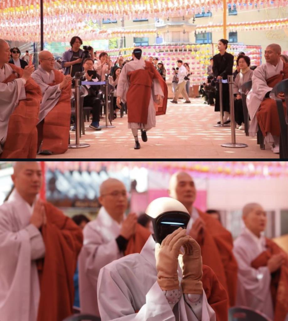 ในพิธี พระสงฆ์ได้ถามว่า เจ้าจะอุทิศตนแด่พระพุทธเจ้าอันศักดิ์สิทธิ์หรือไม่? ซึ่งหุ่นยนต์ตอบด้วยเสียงชัดเจนว่า ใช่ ข้าพเจ้าจะอุทิศตน 