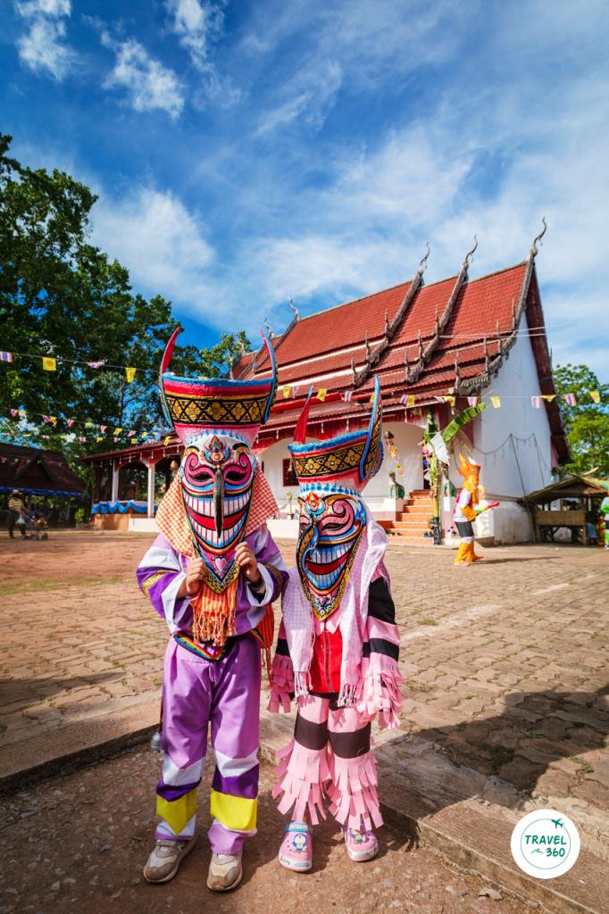 การละเล่นผีตาโขน ที่ลานวัดโพนชัย