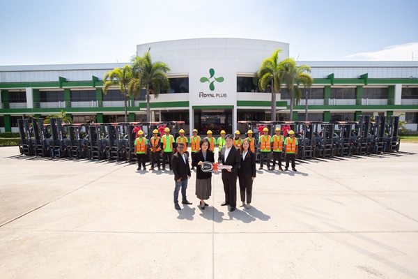PLUS ยกระดับสู่ Green Logistics ใช้ EV Forklift ลดคาร์บอ