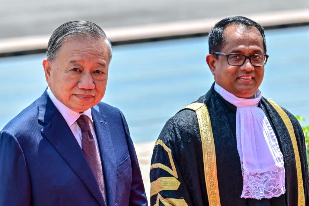 ประธานาธิบดีโต เลิม ของเวียดนาม เดินทางมายังรัฐสภาศรีลังกา พร้อมกับจากัธ วิกรมรัตน์ ประธานรัฐสภา.