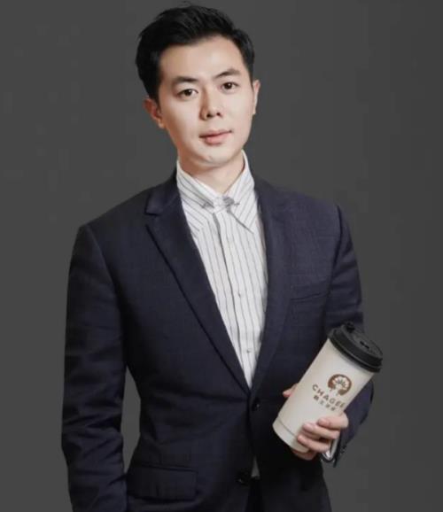 นาย จาง จุนเจี๋ย ผู้ก่อตั้ง CHAGEE เมื่ออายุ 29 ปี ปัจจุบันประสบความสำเร็จสูงสุดด้วยอายุยังไม่ถึง 35 ปี (ภาพจาก เวยปั๋ว)
