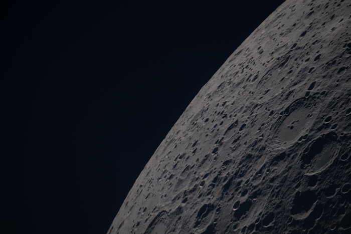 Poynting and Keeler Craters on the Lunar Far Side - art002e012702 (6 เมษายน 2026)  – หลุมอุกกาบาต Poynting และ Keelerปรากฏอยู่เคียงข้างกันในส่วนล่างขวาของภาพนี้ ซึ่งแสดงให้เห็นพื้นที่สูงบนด้านไกลของดวงจันทร์ ทั้งสองหลุมตั้งอยู่ในบริเวณพื้นที่สูงบนด้านไกลของดวงจันทร์ที่มีหลุมอุกกาบาตหนาแน่น ซึ่งเป็นหลักฐานการชนในอดีตที่ได้ก่อรูปร่างพื้นผิวของดวงจันทร์มานานหลายพันล้านปี / ภาพ : NASA
