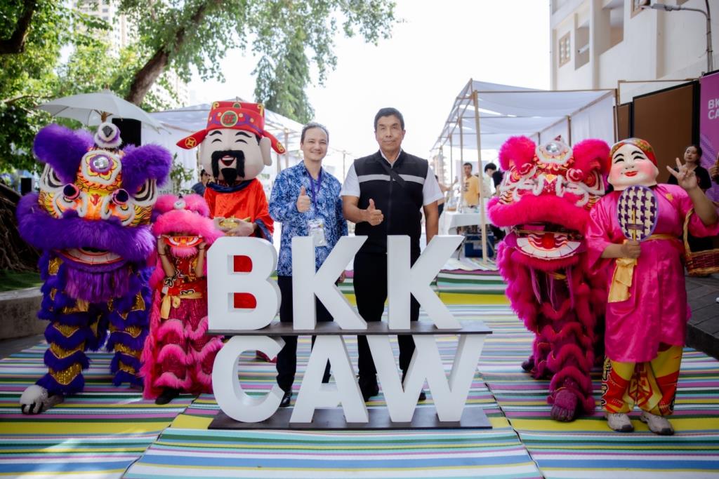ลีโอ ฮอร์น-พัธโนทัย ผู้ก่อตั้ง Just Transitions Incubator และประธานร่วมคณะกำหนดทิศทาง BKKCAW กับนายชัชชาติ สิทธิพันธุ์ ผู้ว่าราชการกรุงเทพมหานคร 