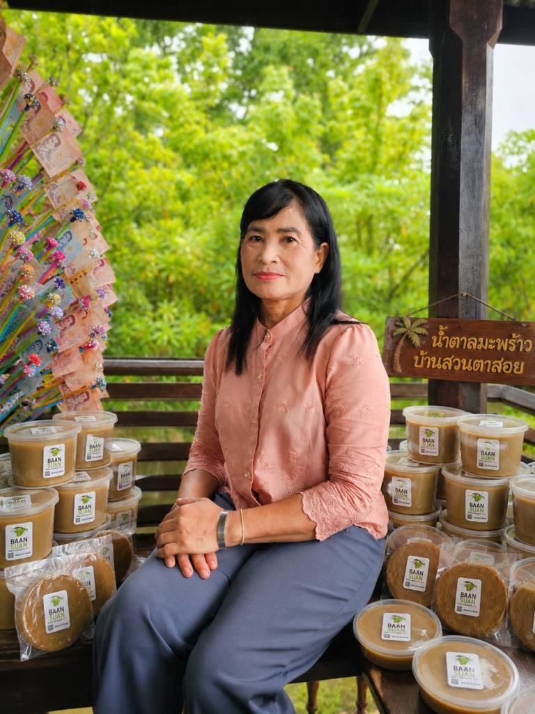 นางสาวคีรีณัฐ เกิดแก้ว หรือ คุณสา เจ้าของน้ำตาลมะพร้าวบ้านสวน 